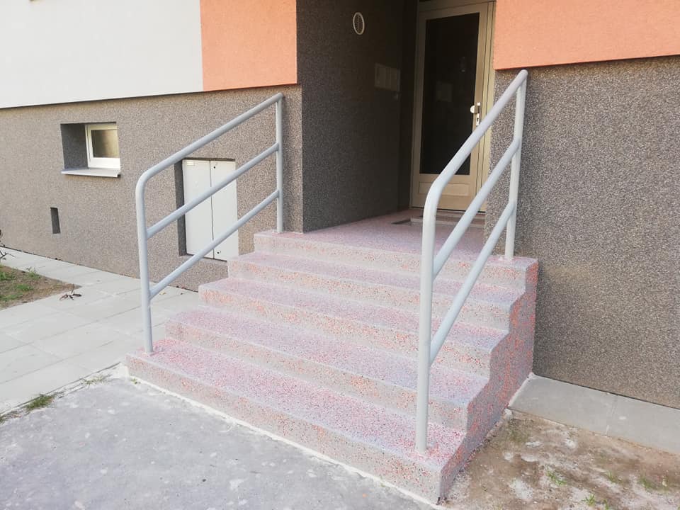 VENKOVNÍ SCHODY BYTOVÝ DŮM podlahy, schody