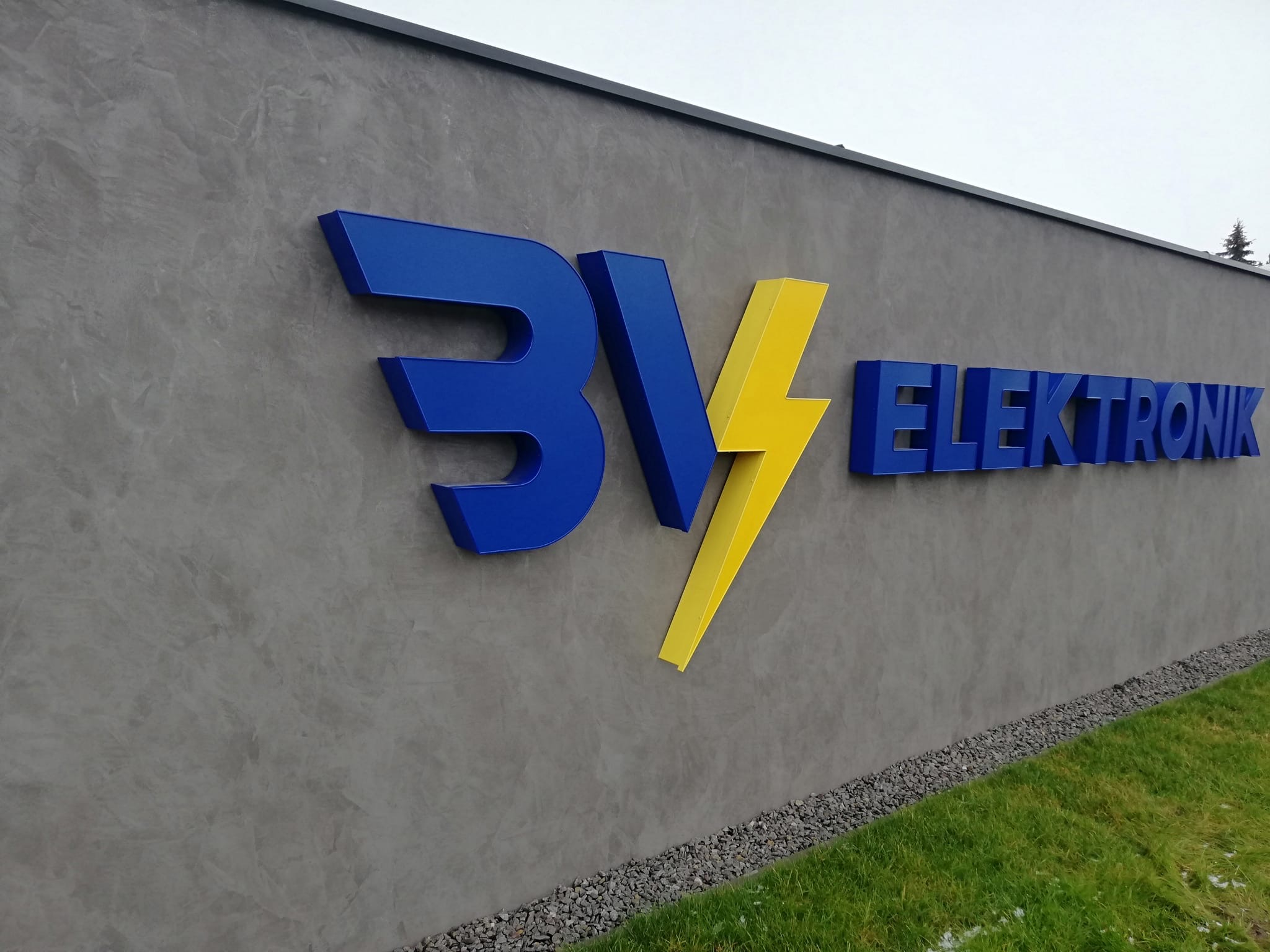 DEKORAČNÍ FASÁDA BV ELEKTRONIK stěrka fasády, dekorační stěrka